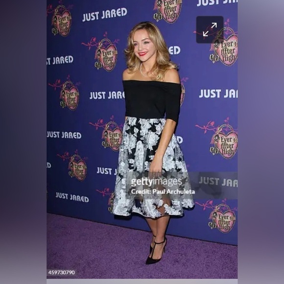 Mustard Seed floral dress worn by Actress Oana Gregory - Picture 2 of 4